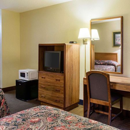 Rodeway Inn Грийнууд Екстериор снимка