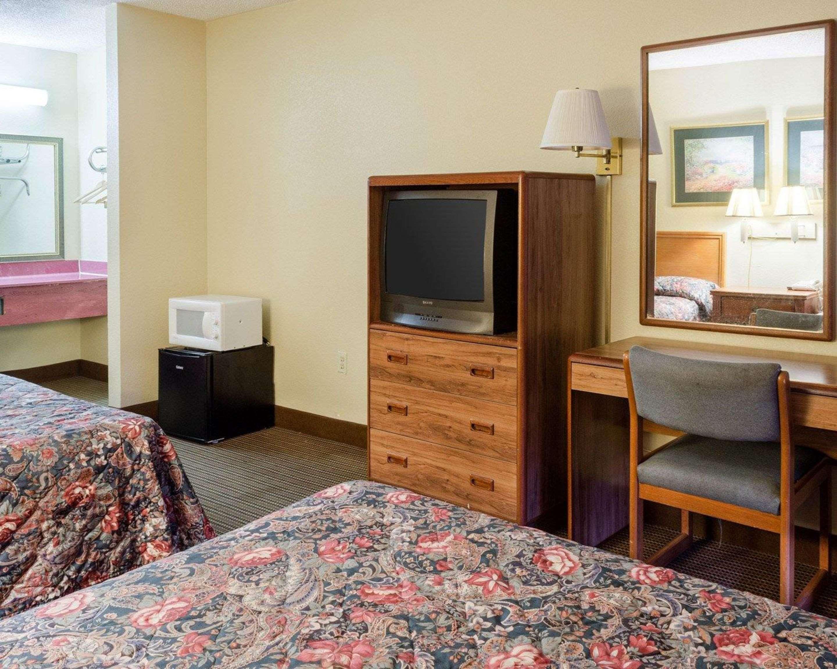 Rodeway Inn Грийнууд Екстериор снимка