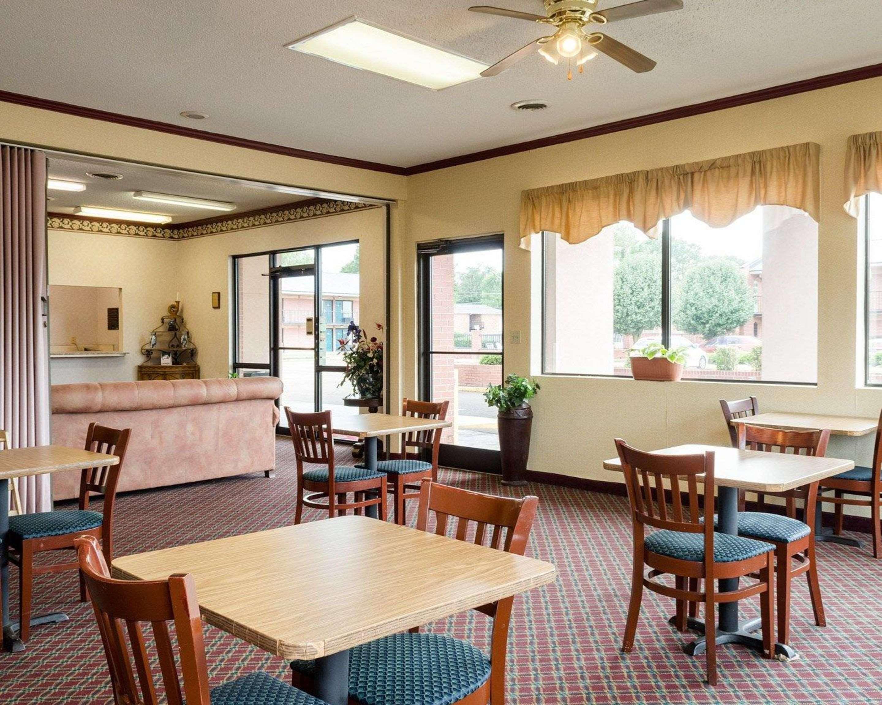Rodeway Inn Грийнууд Екстериор снимка