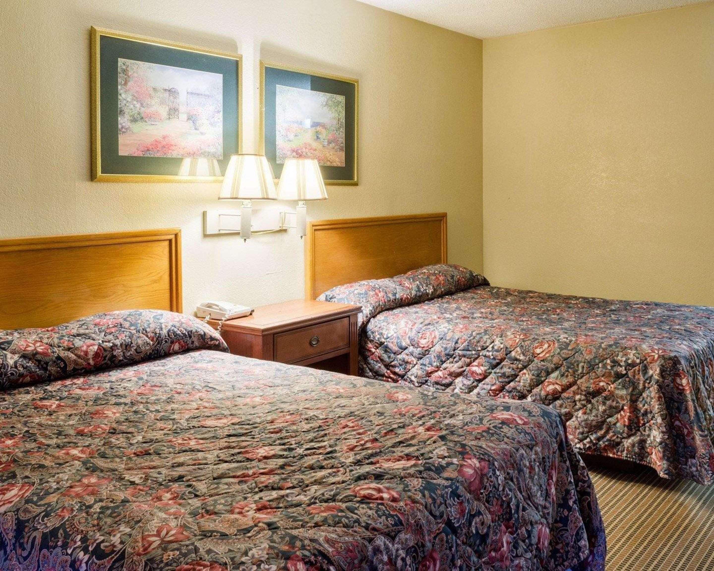 Rodeway Inn Грийнууд Екстериор снимка