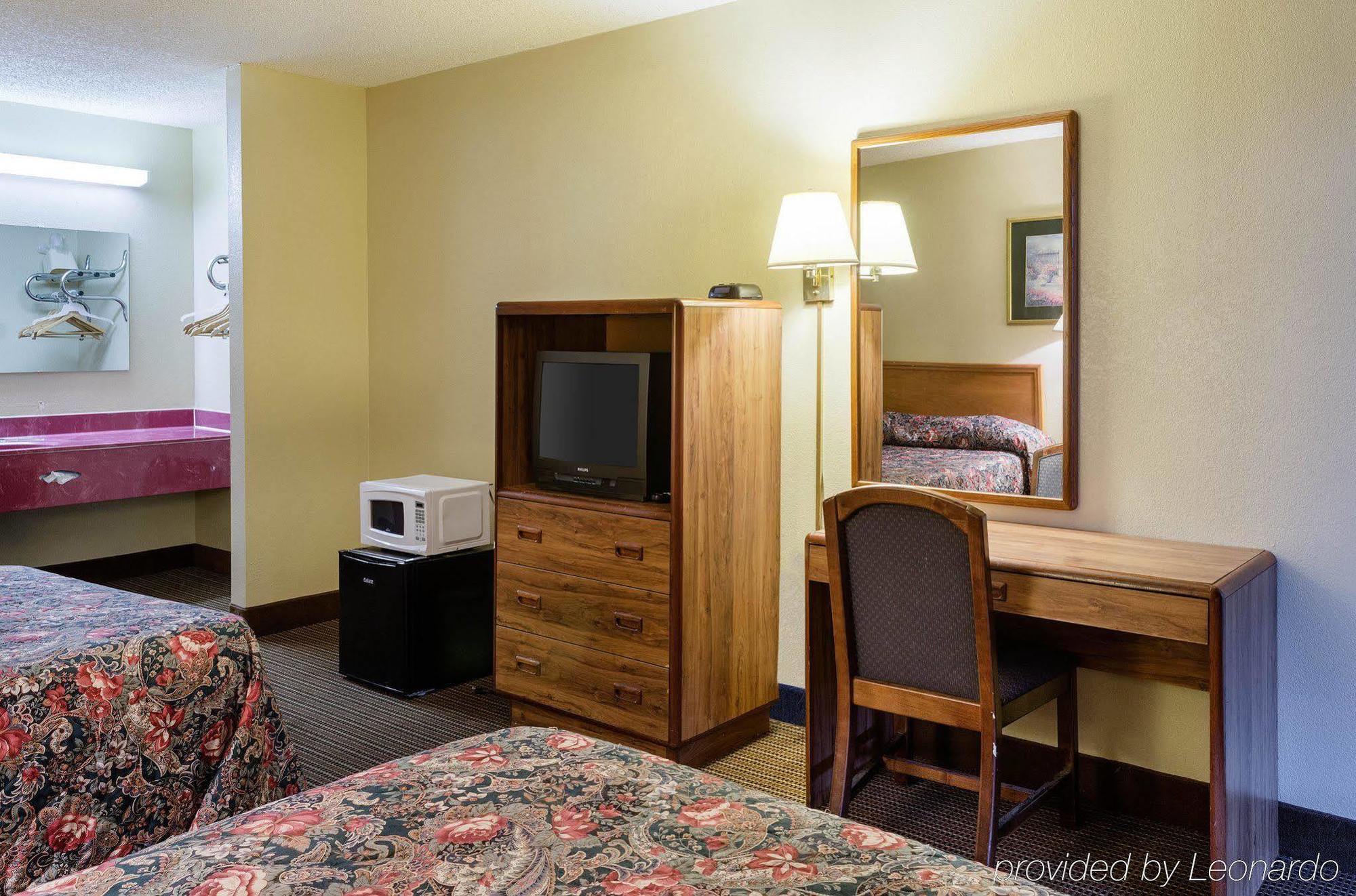 Rodeway Inn Грийнууд Екстериор снимка