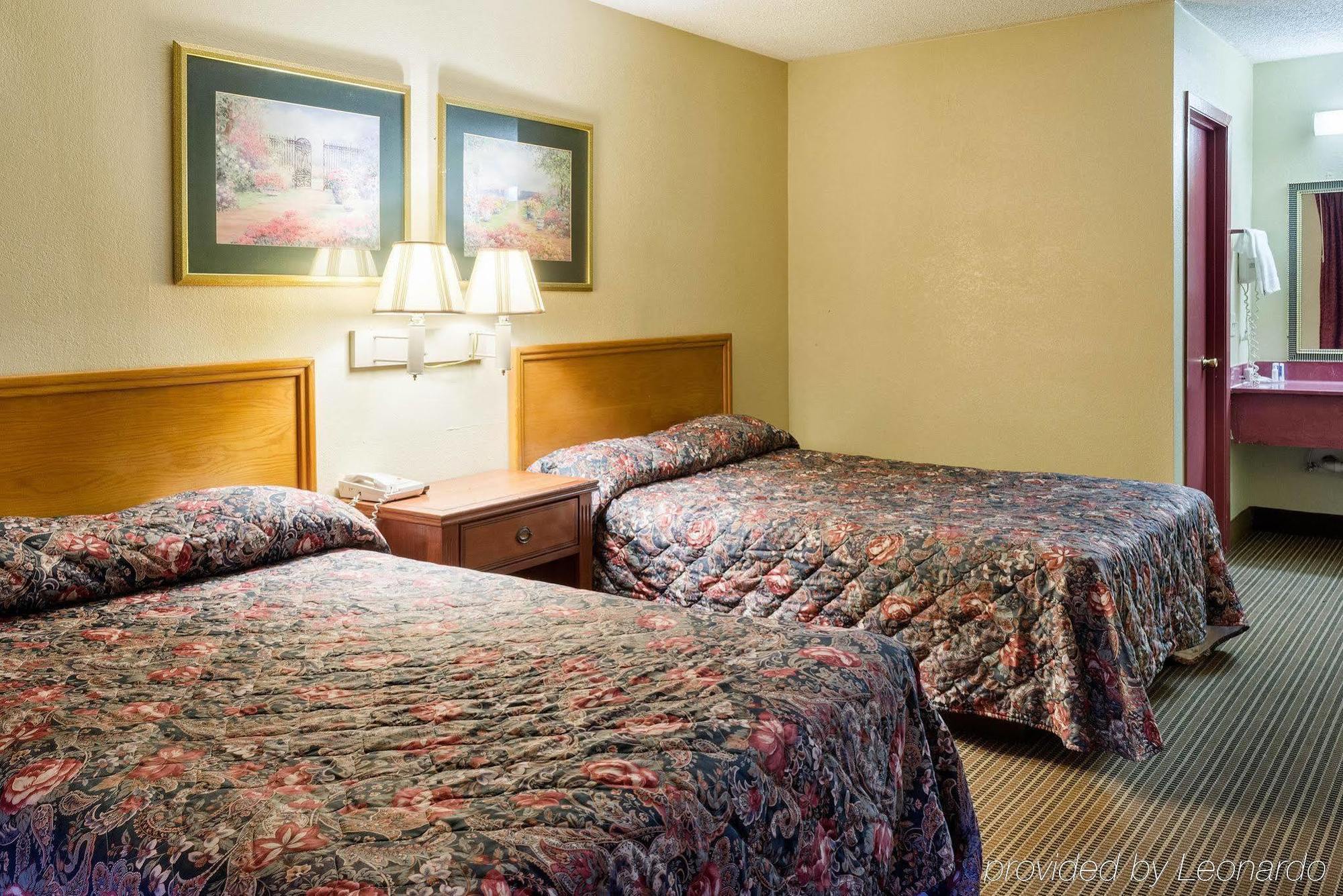 Rodeway Inn Грийнууд Екстериор снимка