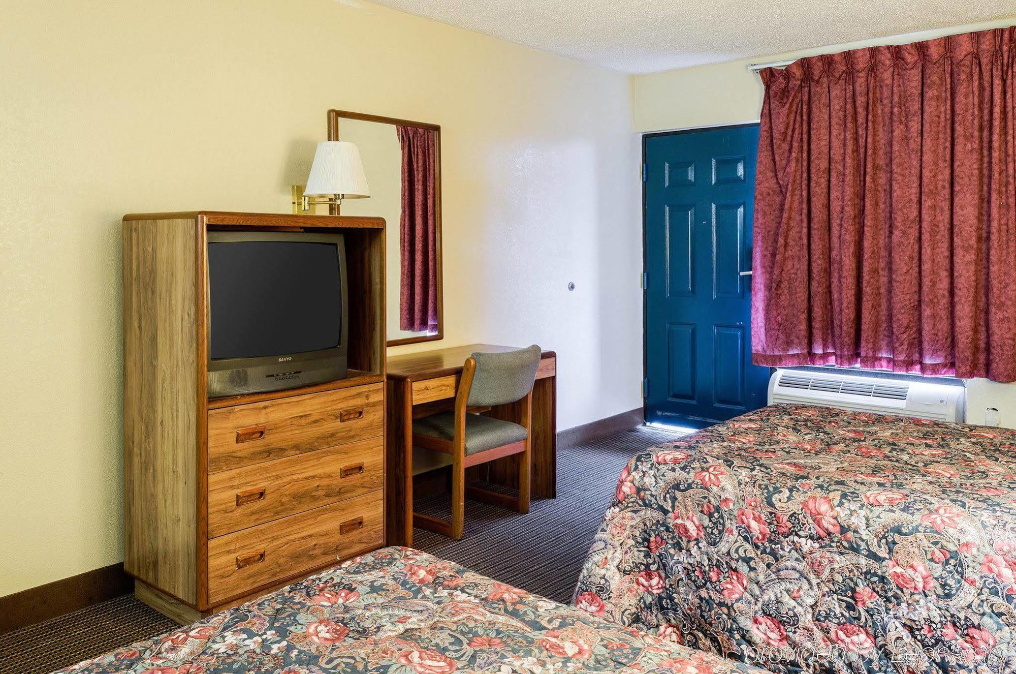 Rodeway Inn Грийнууд Екстериор снимка