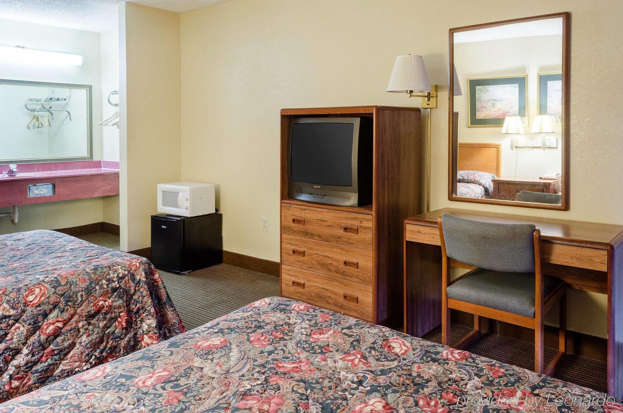 Rodeway Inn Грийнууд Екстериор снимка